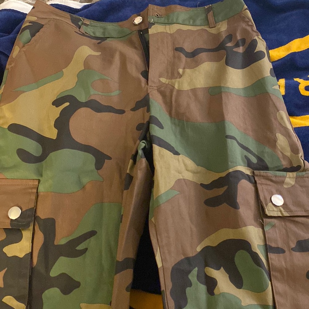 💜💜💜Camo joggers Army Green. Size Medium